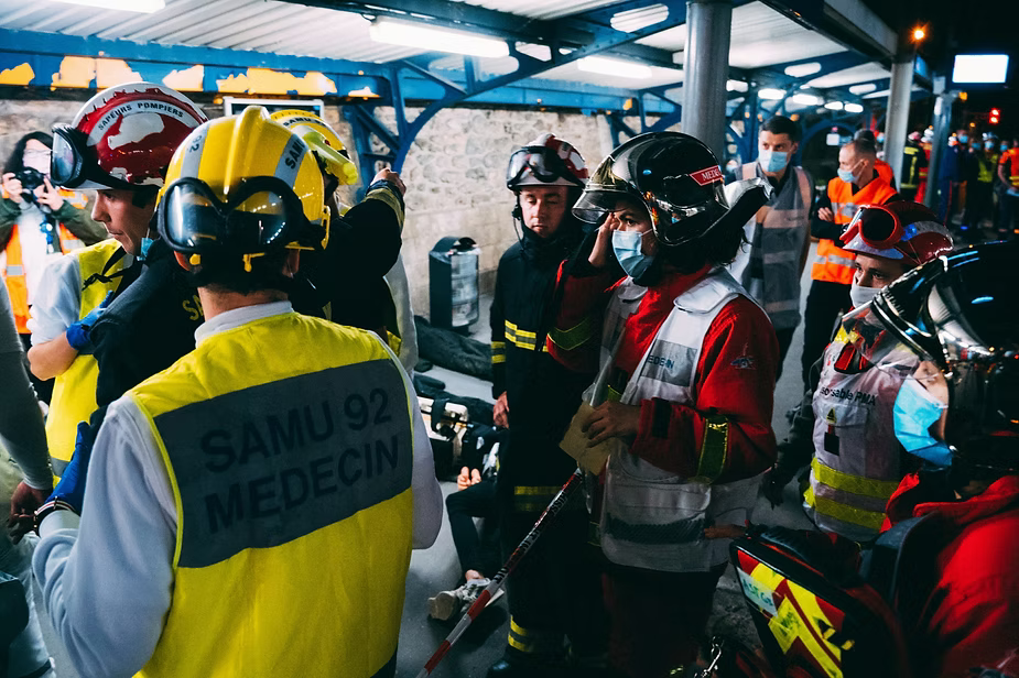 Intervention conjointe du SAMU et des pompiers pour une situation d'urgence, avec coordination sur le terrain.